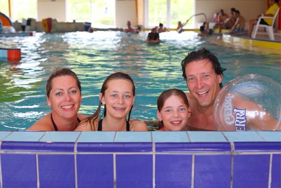 Familie im Schwimmbad | Ferienpark Zeebad