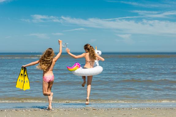Mädchen springen ins Meer | Ferienpark Zeebad