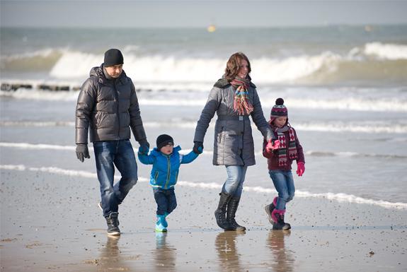 Familie am Strand | Ferienpark Zeebad